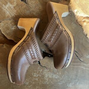 UGG Vivica Clogs Woven Leather + Sheepskin Lined Footbed SZ 7 Fawn Light Brown